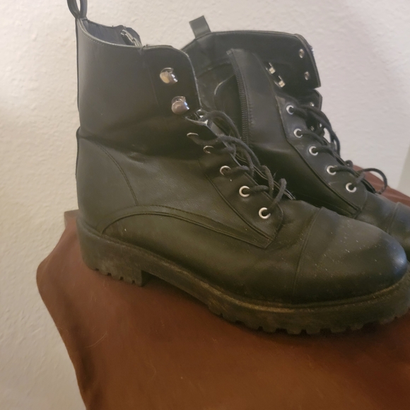 14 Pairs Of Size 7-8 Womens Shoes, Sandals, And Boots - Picture 4 of 11